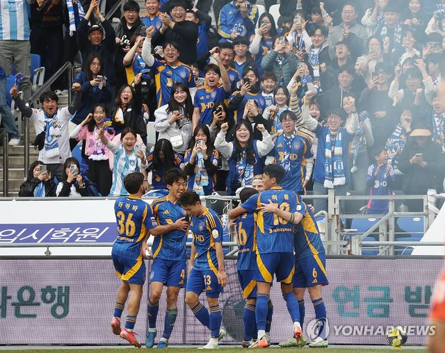 보야니치 선제골에 환호하는 울산