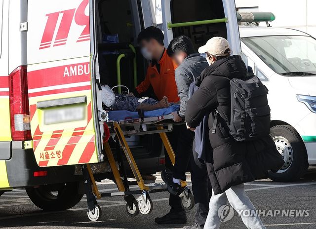 서울 한 대형병원 응급실로 이송되는 환자 