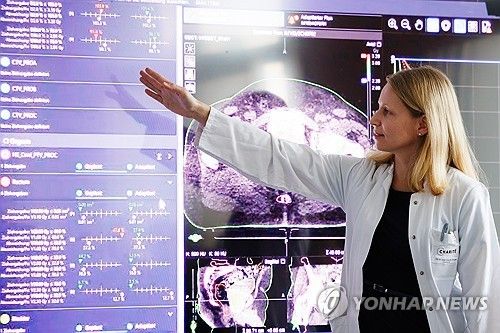 AI를 기반으로 한 방사선 치료를 설명 중인 독일 의료진. 