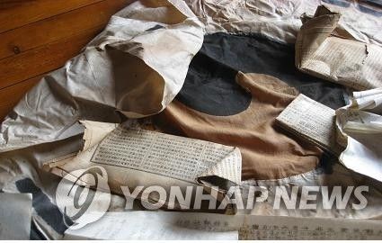 진관사 태극기 발견 당시 모습 