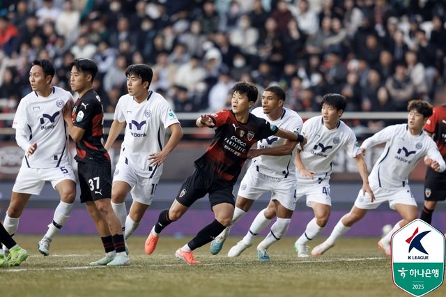 포항과 대구의 경기 모습.