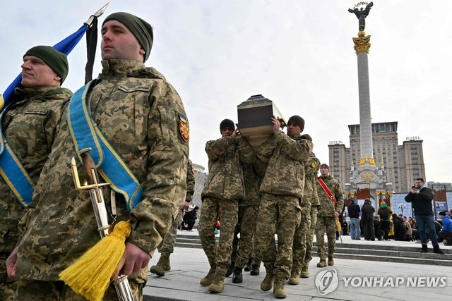 미 퇴역해병의 장례식을 엄수하는 우크라이나군 병사들