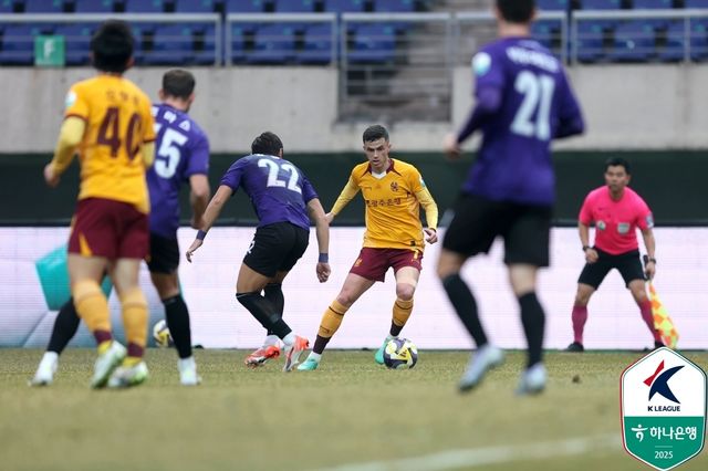 광주FC 아시나(7번)가 안양전에서 돌파를 시도하는 모습.