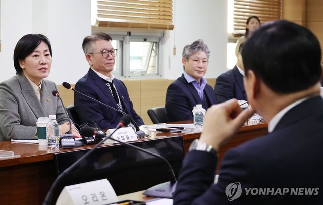 장관 발언 듣는 식품업계 관계자들