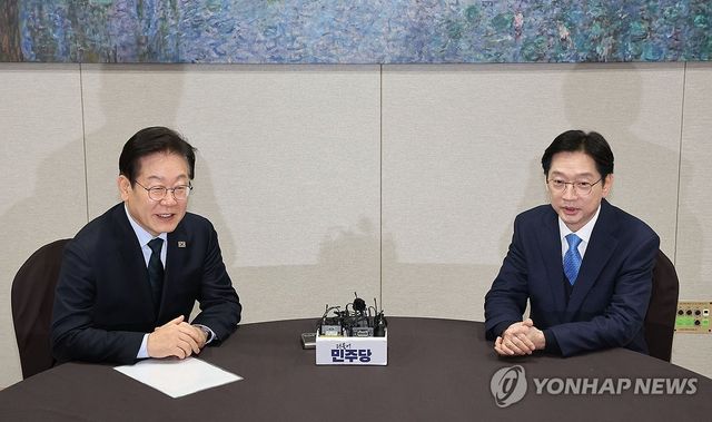 대화 나누는 이재명 대표-김경수 전 지사