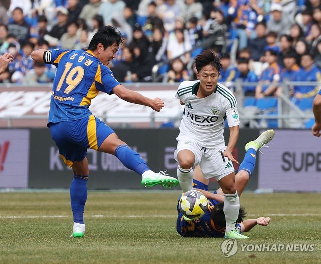 드리블 돌파하는 이승우