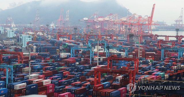 컨테이너 쌓인 부산항 신감만ㆍ감만부두