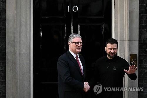 (런던 AFP=연합뉴스) 볼로디미르 젤렌스키 우크라이나 대통령이 1일(현지시간) 영국 런던에 도착해 키어 스타머 총리와 만났다. 2025.03.01.