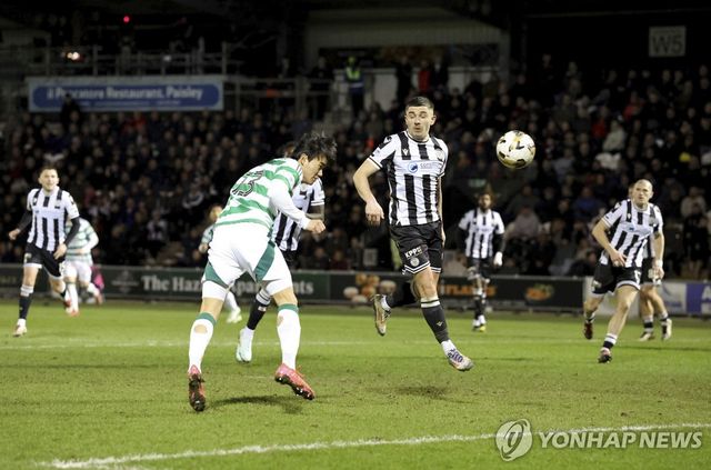 헤딩하는 양현준