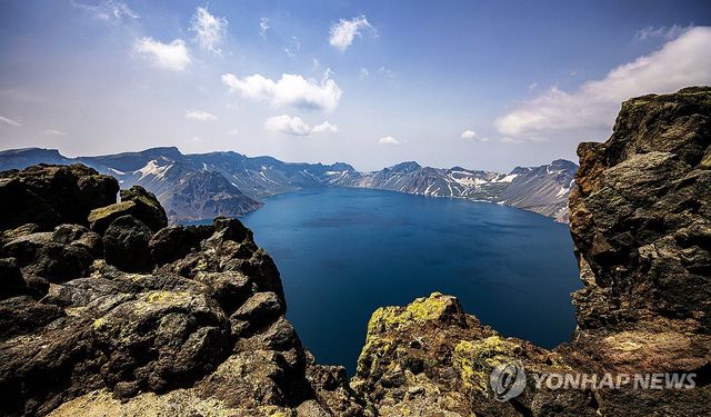 작년 6월 11일 백두산 천문봉에서 바라본 천지. [연합뉴스 자료사진]