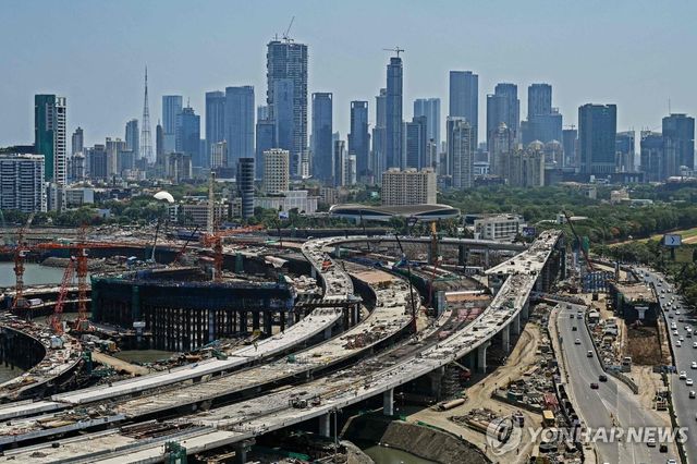 인도 뭄바이 인근 고속도로 건설 현장