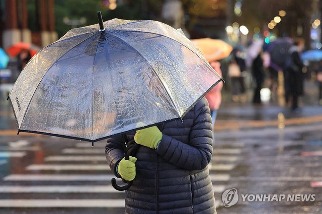 추운데 비까지...