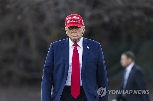 젤렌스키와 만난 뒤 플로리다 자택 이동하는 트럼프