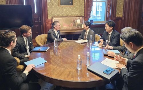 미 '에너지차르' 더그 버검 백악관 국가에너지위원회 위원장면담하는 안덕근 장관