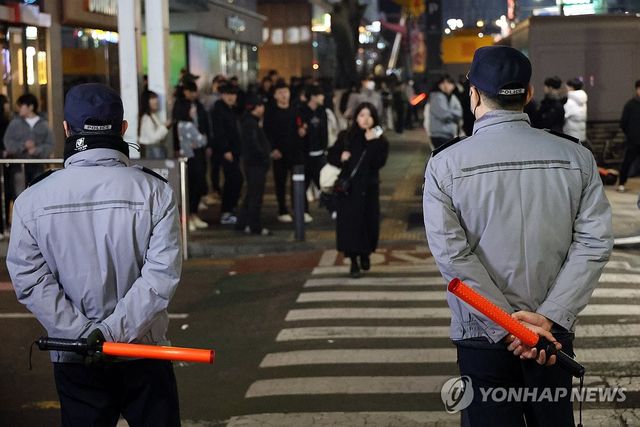 폭주족 구경에 몰린 인파