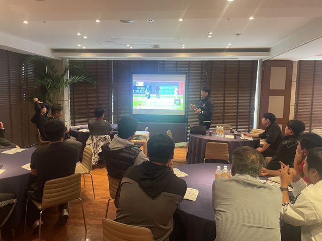 스프링캠프 현장에서 피치클록 관련 영상을 보는 KBO와 구단 관계자들. 