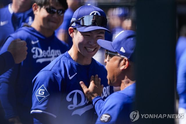 김혜성 격려하는 로버츠 감독(오른쪽)