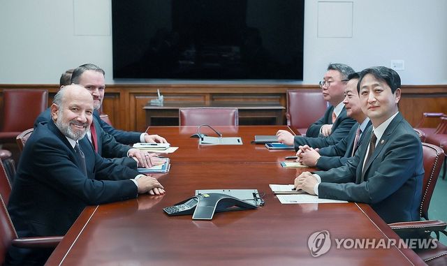 미 상무부 장관과 면담하는 안덕근 장관