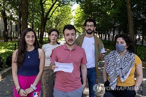 작년 6월 미국 뉴욕에서 기자회견을 한 마흐무드 칼릴의 모습 