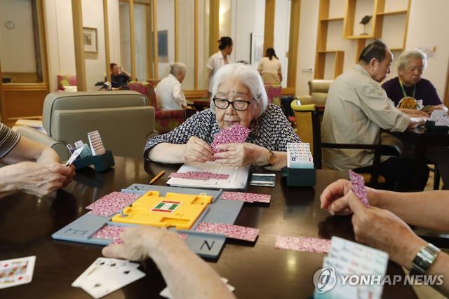 중국 베이징의 한 은퇴자 커뮤니티에서 카드게임을 하는 노인들