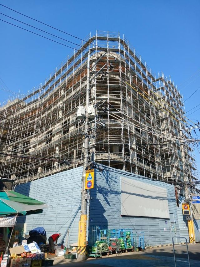 해체를 위해 비계 등을 설치 중인 보라매동 폐건물