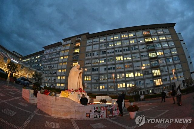 교황이 입원한 로마 제멜리 병원