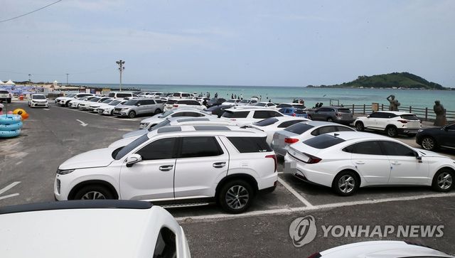 차량 북적이는 제주 해변