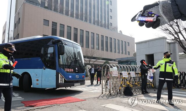 '서부지법 난동 사태' 첫 재판