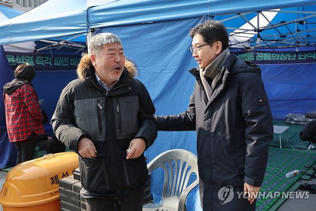 김동명 위원장과 대화하는 김경수 전 지사