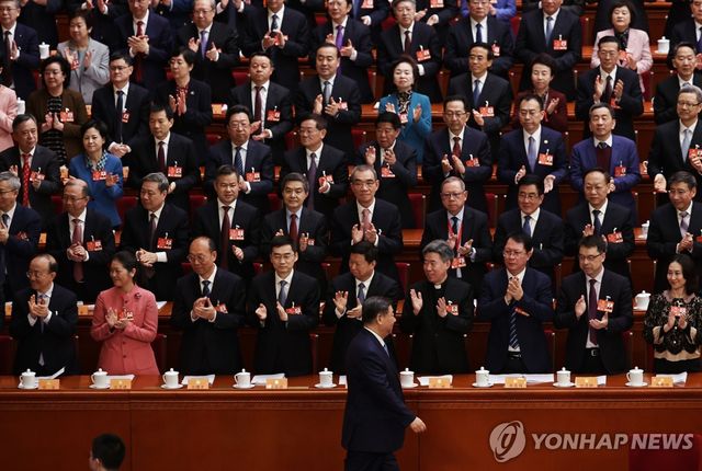 양회 열린 인민대회당 입장하는 시진핑 중국 국가주석