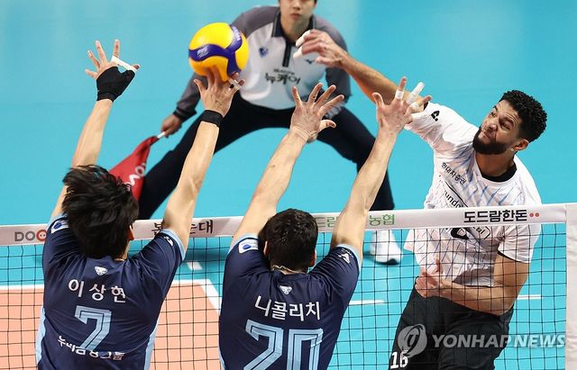 공격 시도하는 레오