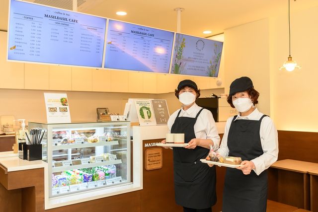 양천구 맞춤형 일자리를 통해 바리스타로 근무 중인 구민들