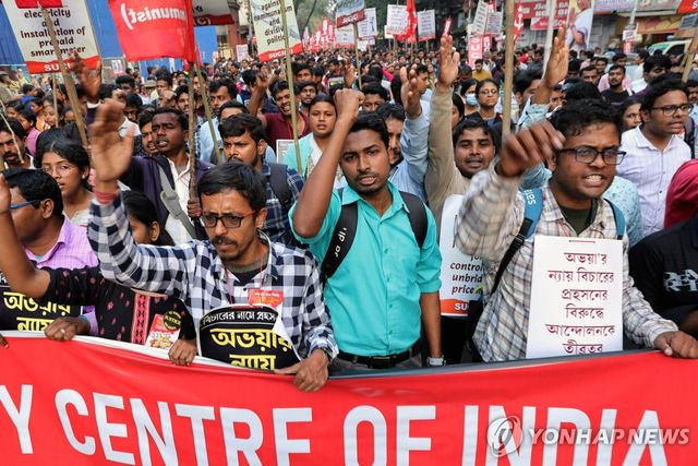 성폭행범에 더 가혹한 처벌 요구하는 인도 시민들