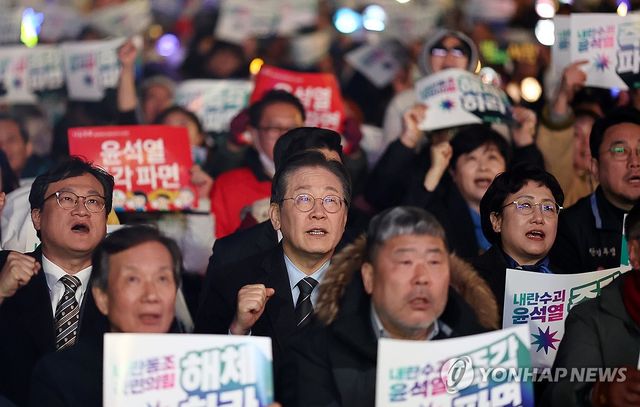 구호 외치는 이재명 대표