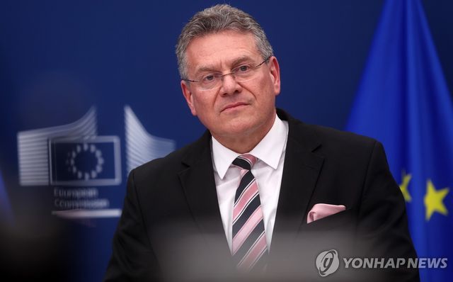 기자회견하는 EU 무역담당 집행위원