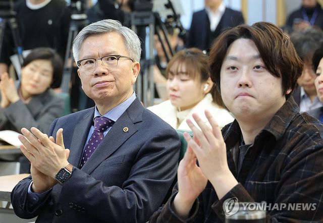 국회 정책 토론회 참석한 김택우 회장-박단 비대위워장