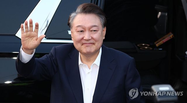 지지자들 향해 인사하는 윤석열 대통령