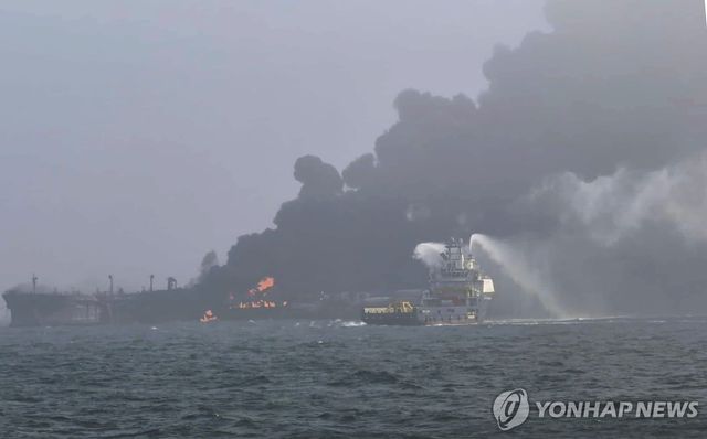 선박 충돌 후 불길과 검은 연기가 치솟고 있다.