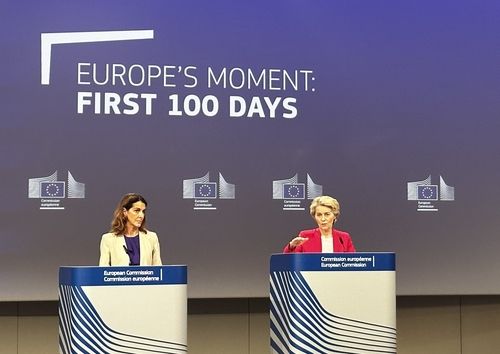 기자회견하는 EU 집행위원장