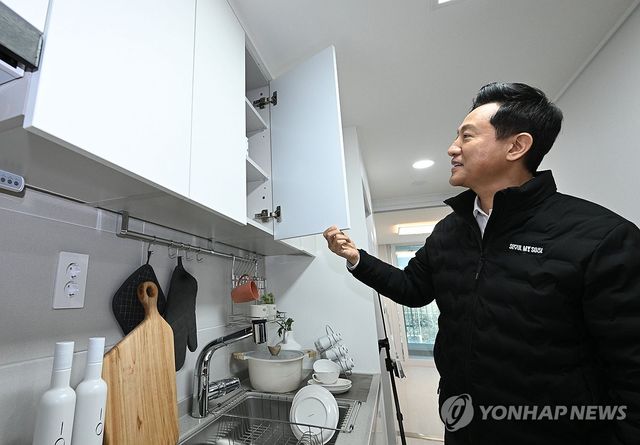 홍제 유원하나아파트 현장 둘러보는 오세훈 서울시장