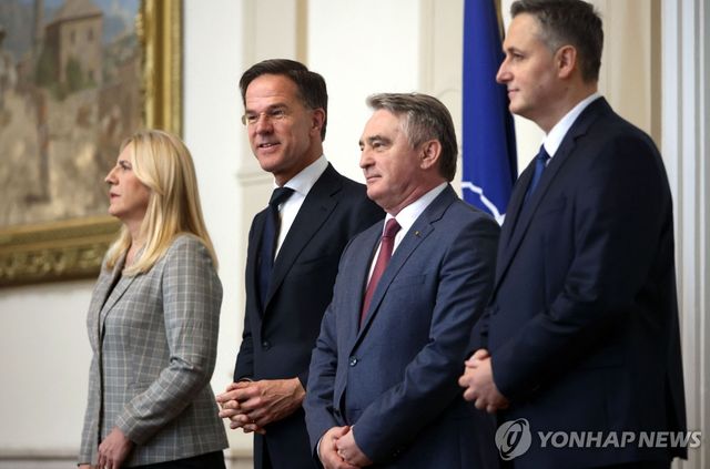 보스니아 방문한 나토 수장(왼쪽 두 번째)