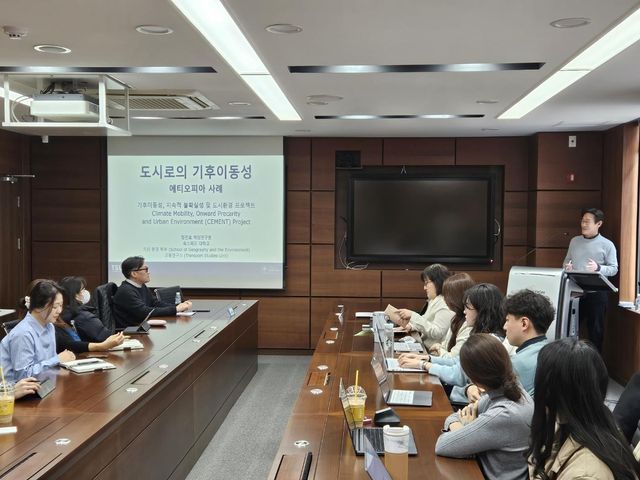 제22회 서울대 아프리카 세미나서 발표하는 정진호(오른쪽) 옥스퍼드대 책임연구원