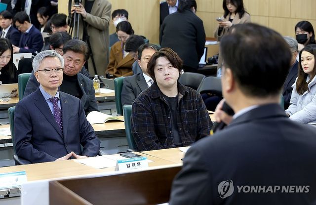 국회의장 축사 듣는 김택우 회장-박단 비대위워장