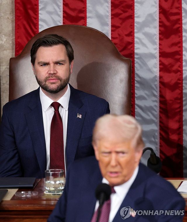 의회에서 연설하는 도널드 트럼프 미 대통령(오른쪽)과 JD 밴스 미 부통령(왼쪽)