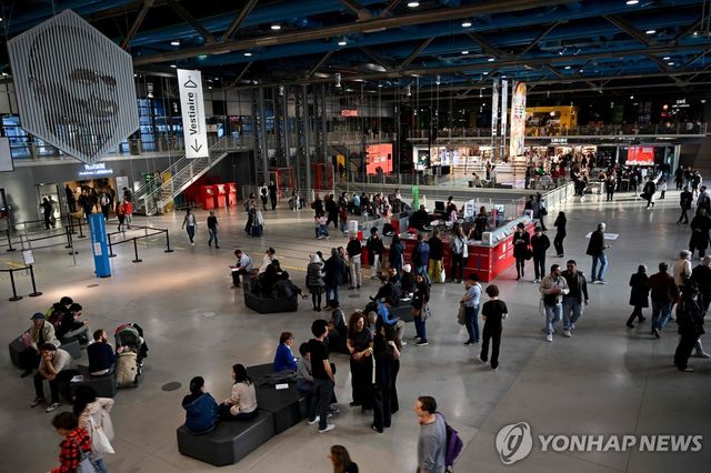 8일(현지시간) 관람객들로 북적이는 파리 퐁피두 센터