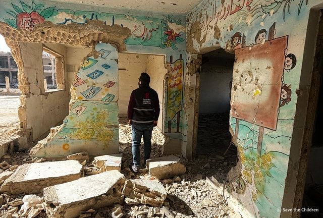 수도 다마스쿠스 지역에서 무너진 학교 내부를 살피고 있는 세이브더칠드런 시리아 직원