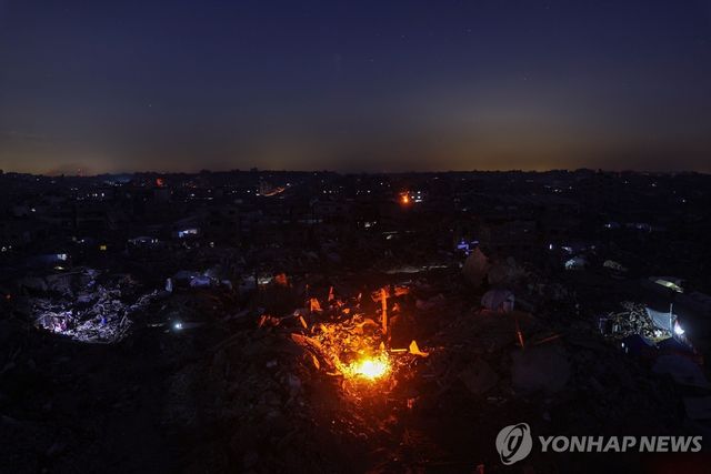 폐허가 된 가자 북부 자발리야 난민촌에서 모닥불을 피운 주민들