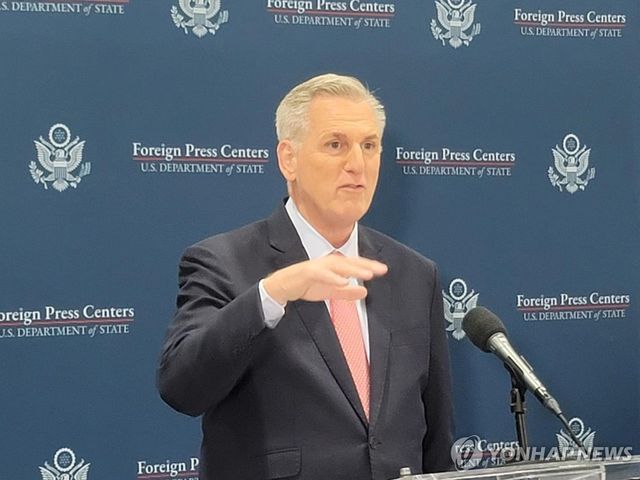 외신 상대 회견하는 매카시 전 미국 하원의장