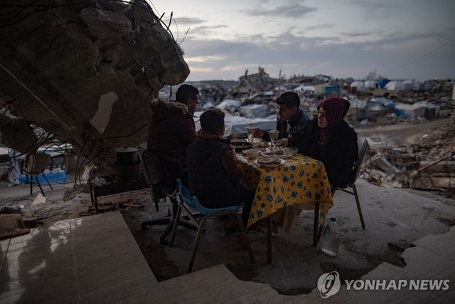가자지구 북부 폐허 속에서 라마단을 기념하는 주민들