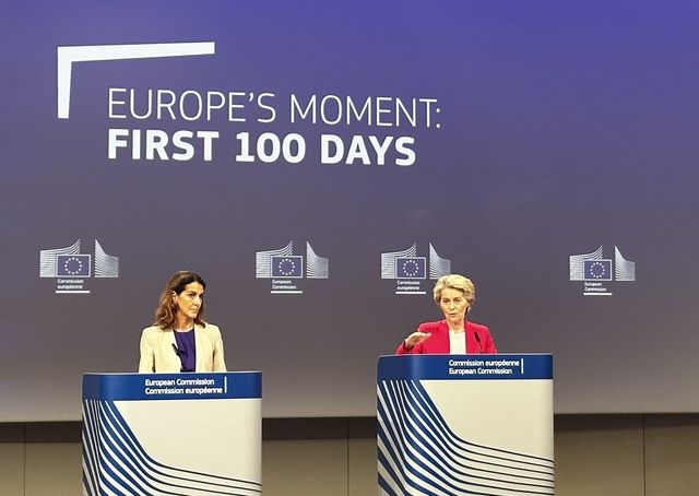 기자회견하는 EU 집행위원장